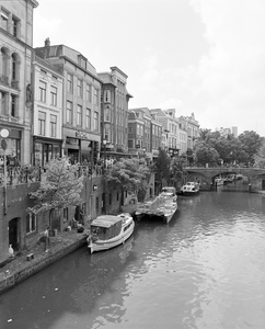 884183 Afbeelding van een rij afgemeerde pleziervaartuigen aan de westzijde van Oudegracht te Utrecht, vanaf de ...